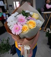 Букет цветов из:  Герберы, Розы и Хризантемы в Отрадном